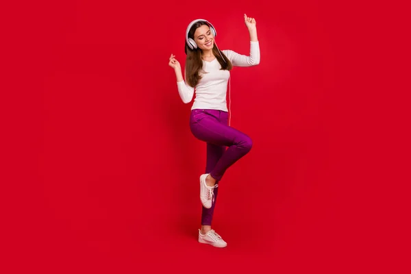 Pełna długość ciała rozmiar zdjęcia taniec dziewczyna wyobrażając sobie na dyskotece, podczas gdy izolowane z czerwonym tle — Zdjęcie stockowe