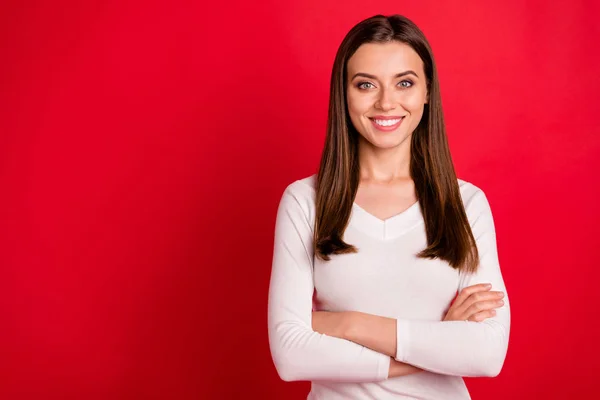 Foto de hermosa mujer alegre disfrutando de su vida y dándole su sonrisa mientras está aislada con fondo rojo — Foto de Stock