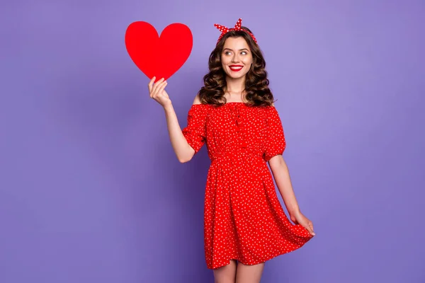 Pretty Lady holding in hand grote papier hart belt vriendje voor romantiek datum slijtage rode jurk geïsoleerd paarse achtergrond — Stockfoto