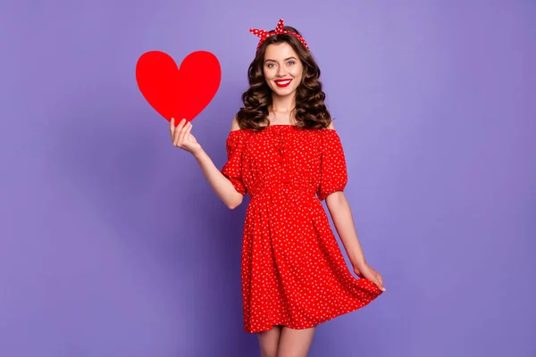Bonita senhora segurando na mão grande papel coração chamando namorado para romance data desgaste vestido vermelho isolado roxo fundo — Fotografia de Stock