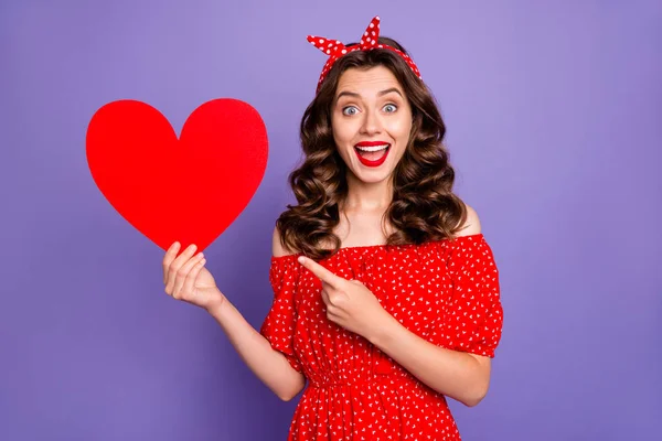 Senhora bonita indicando dedo no grande papel coração baile convite desgaste vestido vermelho isolado roxo fundo — Fotografia de Stock