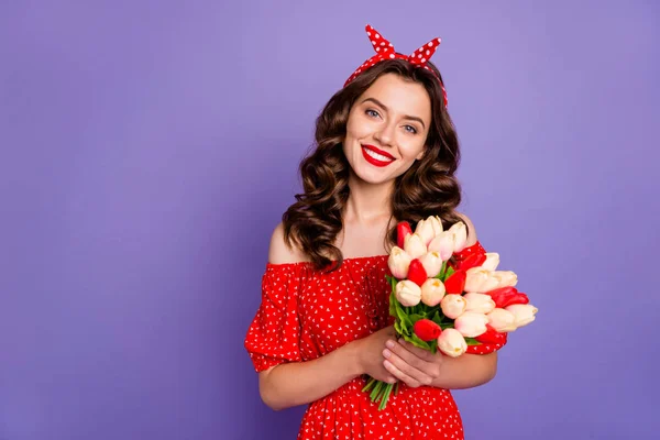 Foto de señora bonita sosteniendo tulipanes grandes manojo manos usar vestido rojo aislado fondo púrpura — Foto de Stock