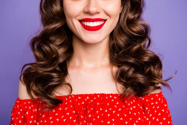 Bijgesneden foto van mooie dame Toon perfecte conditie stralende glimlach slijtage rode jurk geïsoleerd paarse achtergrond — Stockfoto