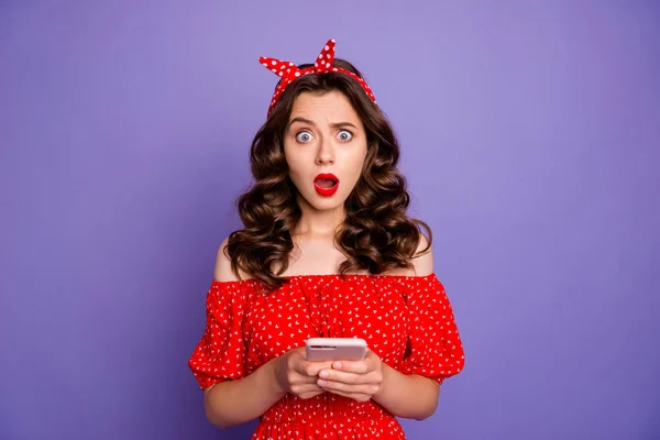 Szép hölgy kezében telefonkezet olvasni rossz hír kopás off-váll ruha elszigetelt lila háttér — Stock Fotó