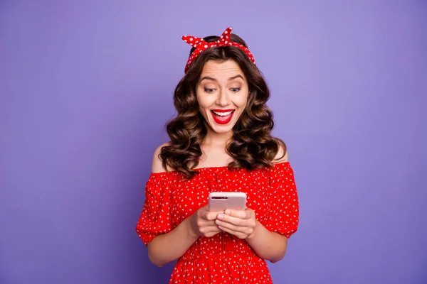 Bonita senhora segurando as mãos do telefone boca aberta de notícias legais desgaste vestido antiquado isolado fundo roxo — Fotografia de Stock