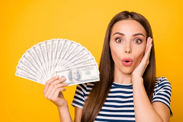 Närbild foto av Pretty Lady Holding hands Bucks fläkt slitage randig vit blå t-shirt isolerad gul bakgrund — Stockfoto