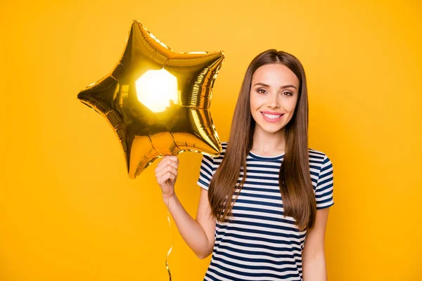 Krásná dáma držící ruku hvězdný vzduch Ballon nosí pruhovaný bílý modrý oděv izolované žluté pozadí — Stock fotografie