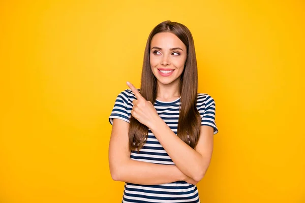 Foto de la señora amistosa que indica el espacio vacío del dedo en los precios bajos use la camiseta rayada fondo amarillo aislado — Foto de Stock