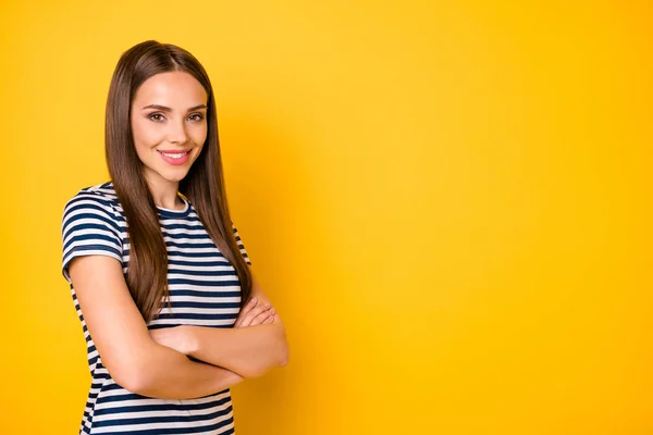 Foto di signora amichevole con braccia incrociate indossare t-shirt a righe isolato giallo sfondo luminoso — Foto Stock