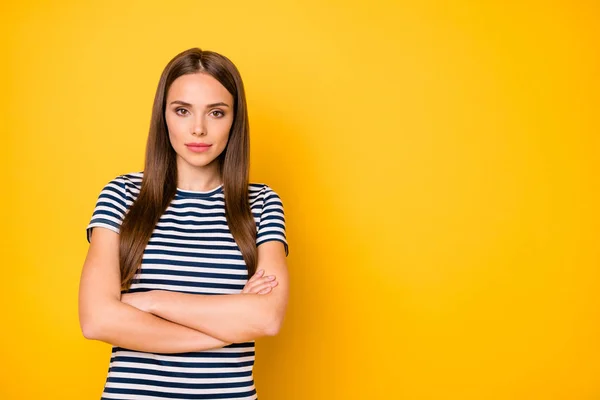 Close-up foto van cool Lady met gekruiste armen bedrijf vertegenwoordiger slijtage gestreepte t-shirt geïsoleerd gele achtergrond — Stockfoto