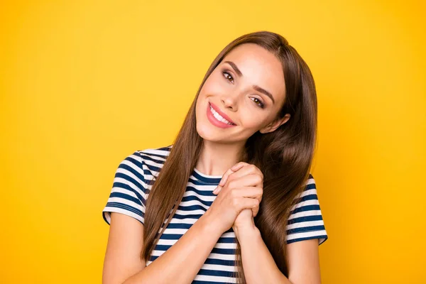 Senhora alegre olhar sinceramente pequenas crianças usam roupa listrada isolado fundo amarelo — Fotografia de Stock