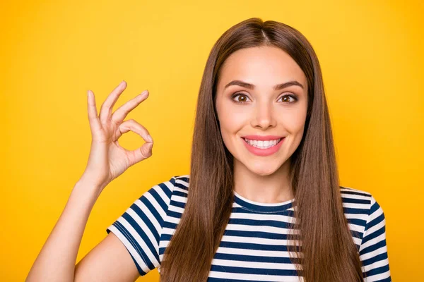 Feche a foto da linda senhora mostrando ok sinais promoções publicitárias vestindo t-shirt listrada isolada sobre fundo amarelo — Fotografia de Stock