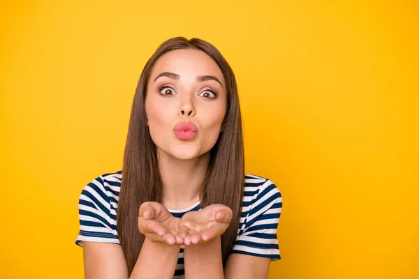 De cerca la foto de la dulce juventud enviando besos aéreos atraen a los amigos chicos que buscan usar una camiseta a rayas aislada sobre un fondo amarillo — Foto de Stock