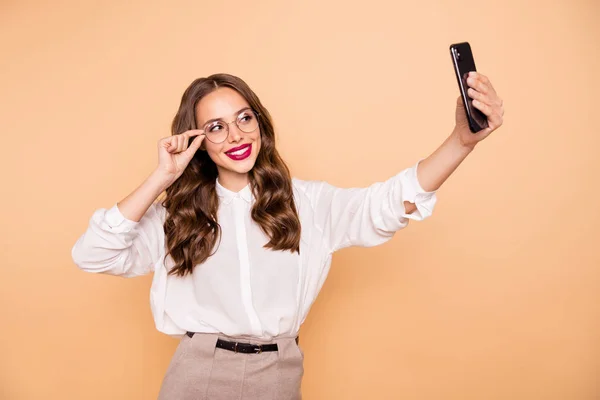 Porträt von ihr sie schön aussehend attraktiv schön winzig glamourös fröhlich fröhlich Inhalt feminine wellige Dame macht Selfie isoliert über beige pastellfarbenem Hintergrund — Stockfoto