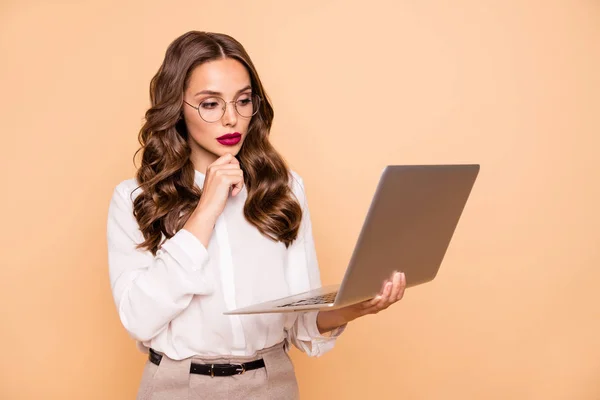 Ritratto di lei ha un bell'aspetto attraente bella lucentezza perfetto splendido contenuto glamour focalizzato intelligente signora dai capelli ondulati che lavora isolato a distanza su sfondo pastello beige — Foto Stock