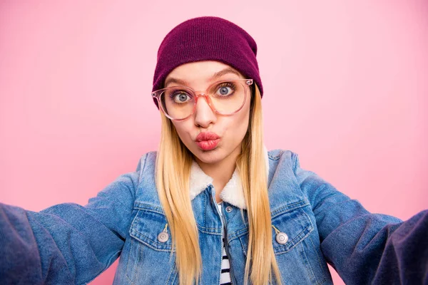 Autorretrato de una chica sorprendida que recientemente compró un nuevo teléfono inteligente y probó cómo se verán sus labios cuando se fotografíe mientras está aislada con un fondo pastel —  Fotos de Stock