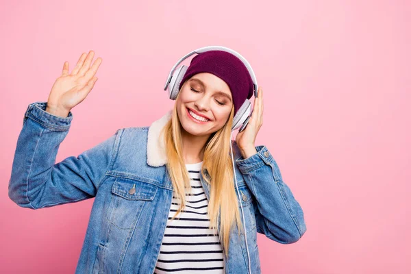 Porträtt av njuter Schoolgirl kylning med sin favorit musiker ur hörlurar medan isolerade med pastell bakgrund — Stockfoto