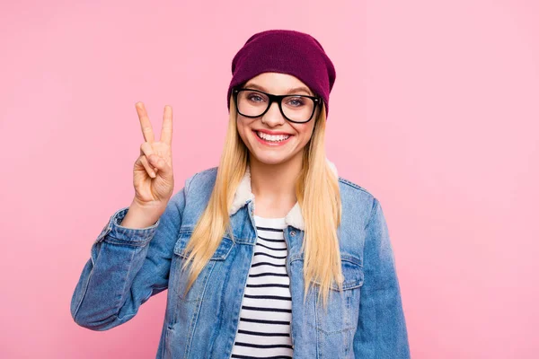 Foto van verbazingwekkende charmante meisje geven v-teken aan u om te zeggen Hi terwijl geïsoleerd met pastel achtergrond — Stockfoto