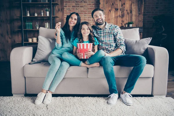 Портрет веселой семьи, смотрящей комедию в джинсах в клетчатой клетчатой рубашке сидит диван в доме в помещении — стоковое фото
