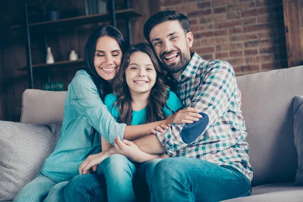 Retrato de personas alegres con el pelo moreno abrazos sentarse diván desgaste cuadros camisa vaqueros vaqueros interiores — Foto de Stock