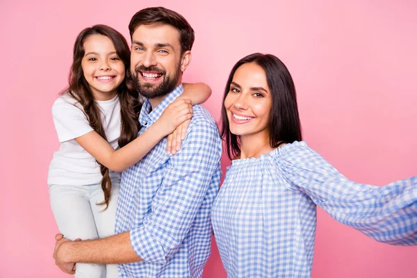 Närbild foto av glada människor att göra foto minne klädd rutig skjorta t-shirt isolerad över rosa bakgrund — Stockfoto