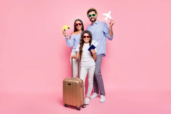 Foto de tamaño completo de gente guapa amigos morenas sosteniendo equipaje con camisa a cuadros gafas de la camiseta gafas aisladas sobre fondo rosa — Foto de Stock