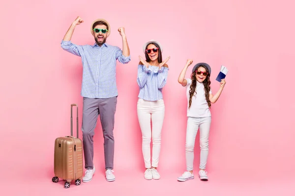 Foto de cuerpo completo de gente guapa preadolescente con el pelo ondulado levantar los puños gritar sí usar cuadros camisetas sombreros gafas gafas aisladas sobre fondo rosa — Foto de Stock