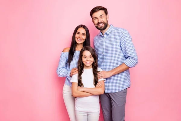 Portrét hezké rodiny s bílou košilí, s rozzářenou košilí a s úsměvem na růžovém pozadí — Stock fotografie