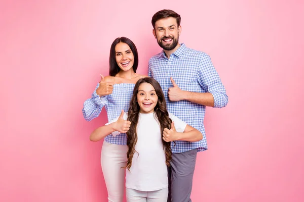 Retrato de pessoas alegres com penteado longo ondulado mostrar acordo perfeito desgaste xadrez camisa xadrez off-ombros t-shirt branca isolado fundo rosa — Fotografia de Stock