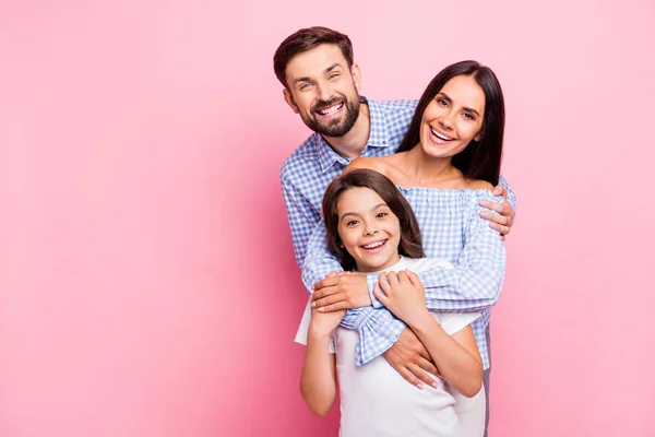 Retrato de la divertida familia riendo usando camisas a cuadros fuera de hombros camiseta blanca aislada sobre fondo rosa — Foto de Stock