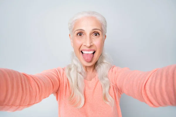 Photo portrait of cool careless carefree granny having fun free time leisure isolated grey background — Stock Photo, Image