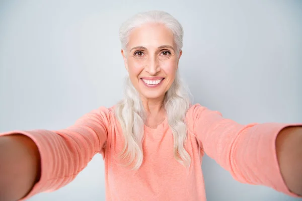 Foto close up dari riang terinspirasi mimpi bagus indah nenek lucu membuat mengambil potret diri di smartphone terisolasi abu-abu latar belakang — Stok Foto