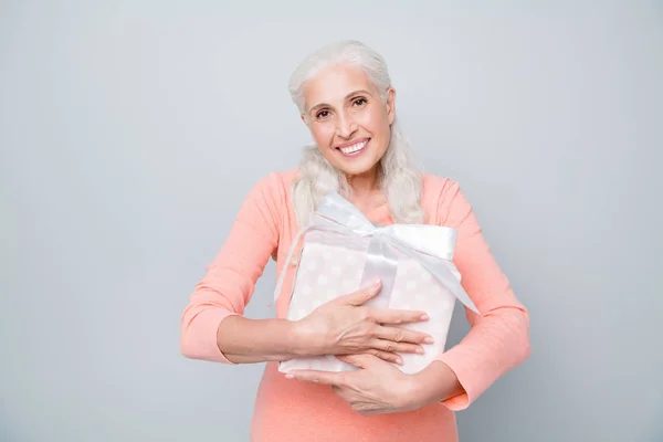 Close up photo of cute glad positive nice granny cuddling big bright present box isolated grey background — Stock Photo, Image