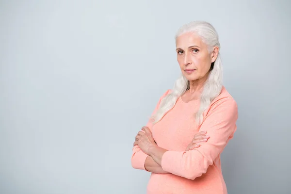 Fotó a modern súlyos, nem mosolygó hölgy gazdaság karját hajtogatott visel őszibarack színes pulóver izolált szürke háttér — Stock Fotó