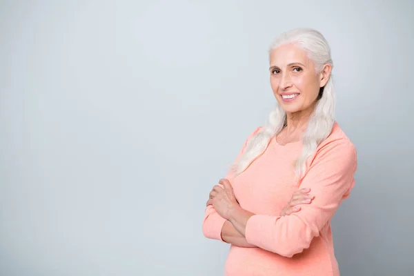 Close up photo of confident clever smart kind friendly lady holding arms folded isolated grey background — Stock Photo, Image