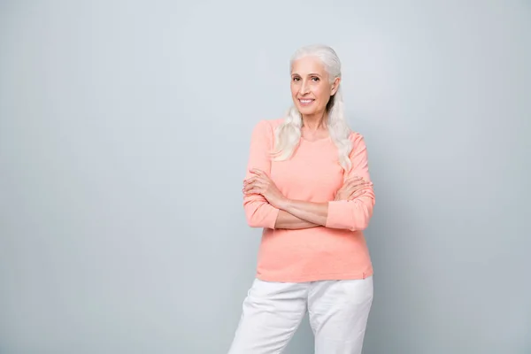 Foto van positief optimistisch vrolijk leuk blij oude dame staande geïsoleerd over grijze achtergrond — Stockfoto