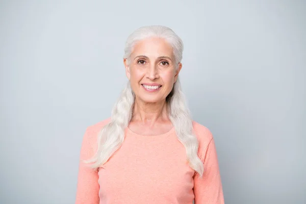 Close-up foto headshot van charmant aantrekkelijk tevreden kalm neutrale oma met rechte tanden dragen perzik kleur jumper geïsoleerde grijze achtergrond — Stockfoto