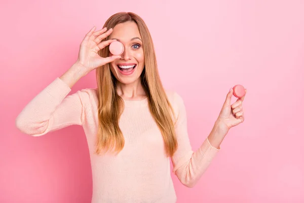 Zavřít fotografii krásné dámy skrýt oči malými francouzskými makolónky vzrušené bezstarostně nosit pastelové pulovru izolované růžové pozadí — Stock fotografie