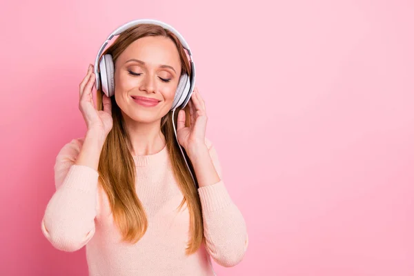 Foto av vackra Lady överlycklig ögon stängt lyssna favoritspellista ljud slitage pastell Pullover isolerad rosa bakgrund — Stockfoto