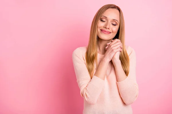 Porträt von niedlichen süßen Person Hände Fäuste Handflächen schließen Augen isoliert über rosa Hintergrund — Stockfoto