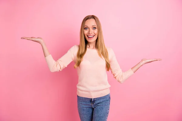 Portret van grappige funky meisje onder de indruk ongelooflijke nieuwigheid Scream Wear denim jeans geïsoleerd over roze achtergrond — Stockfoto