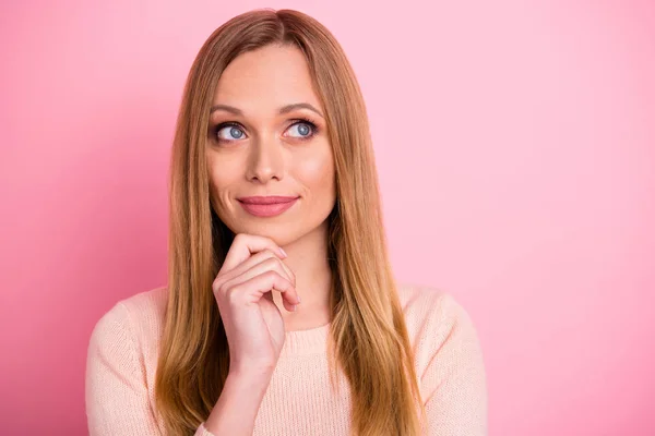 De cerca la foto de la mirada atractiva dama tiene pensamientos tocar la barbilla manos palmas aisladas sobre el fondo rosa — Foto de Stock