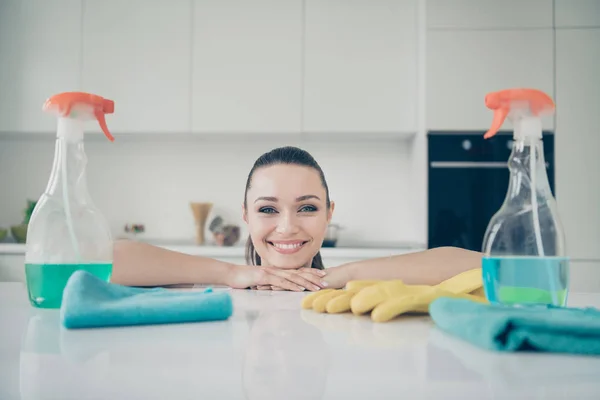 Foto der frohen Freundin, die endlich ihren Hausauftrag erfüllt hat und ihr Spiegelbild auf dem Tisch bewundert — Stockfoto