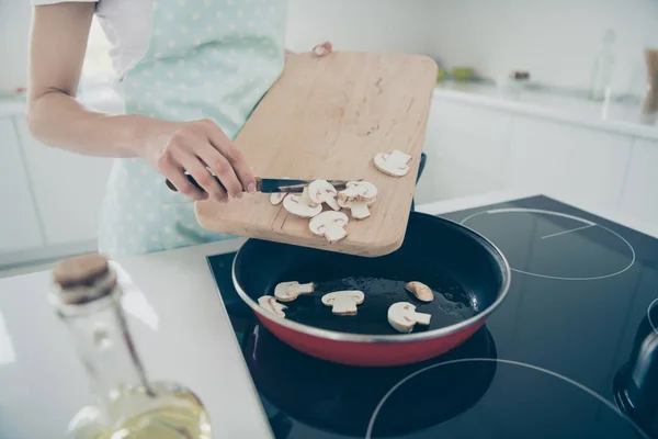 Bijgesneden foto van huisvrouw bakken paddestoelen voor haar baas omdat ze werd verteld dat hij houdt van dergelijke voeding — Stockfoto