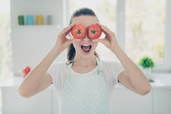 Фото дитячої веселої дівчини, яка візуалізує помідори, щоб бути окулярами, поки її чоловік фотографує її — стокове фото