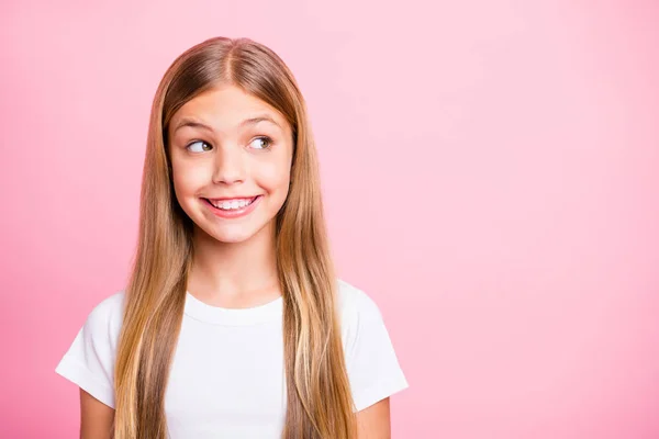 Photo de belle jolie fille mignonne ayant remarqué quelque chose d'inhabituel loin d'elle tout en étant isolé avec fond rose — Photo