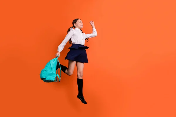 Úplná délka těla zobrazení fotografie veselého roztomilého kluka lekce třída radovánky Užijte si boty ponocky dlouhé ponožky bílé blůza tričko izolované oranžové pozadí — Stock fotografie