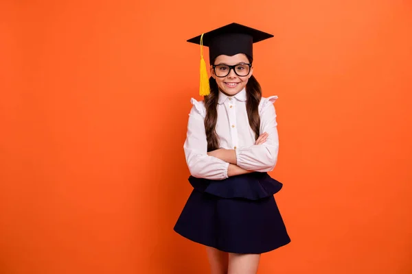 Портрет милий милий маленький випускник має ступінь диплома відчувати себе впевнено круто незалежно одягненими окулярами стильна модна сукня біла блузка сорочка ізольований помаранчевий фон — стокове фото