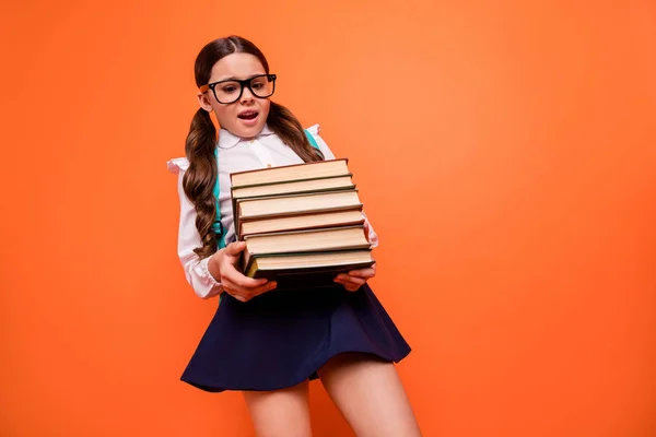 Baixo ângulo ver foto de criança triste chateado segurar mão usar saia vestido elegante moda óculos óculos rabo de cavalo pigtails inteligente mochila inteligente mochila isolado fundo laranja — Fotografia de Stock