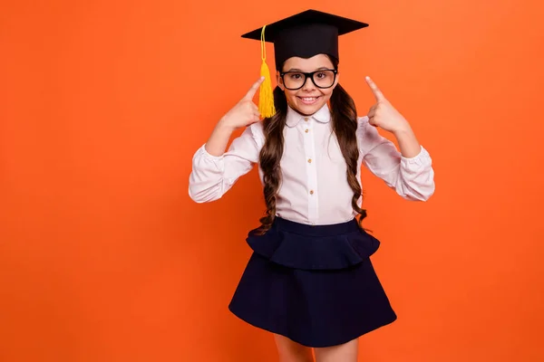 Portré aranyos vonzó gyerek preteen kopás szoknya ruha, fehér inget blúz zseniális mesterek Bachelor fokú Prof öltözött szemüveg stílusos trendi szemüveg Ponytails Pigtailek elszigetelt narancssárga háttér — Stock Fotó